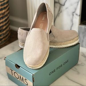 New TOMS Drizzle Grey Suede Platform Shoes - Size 6